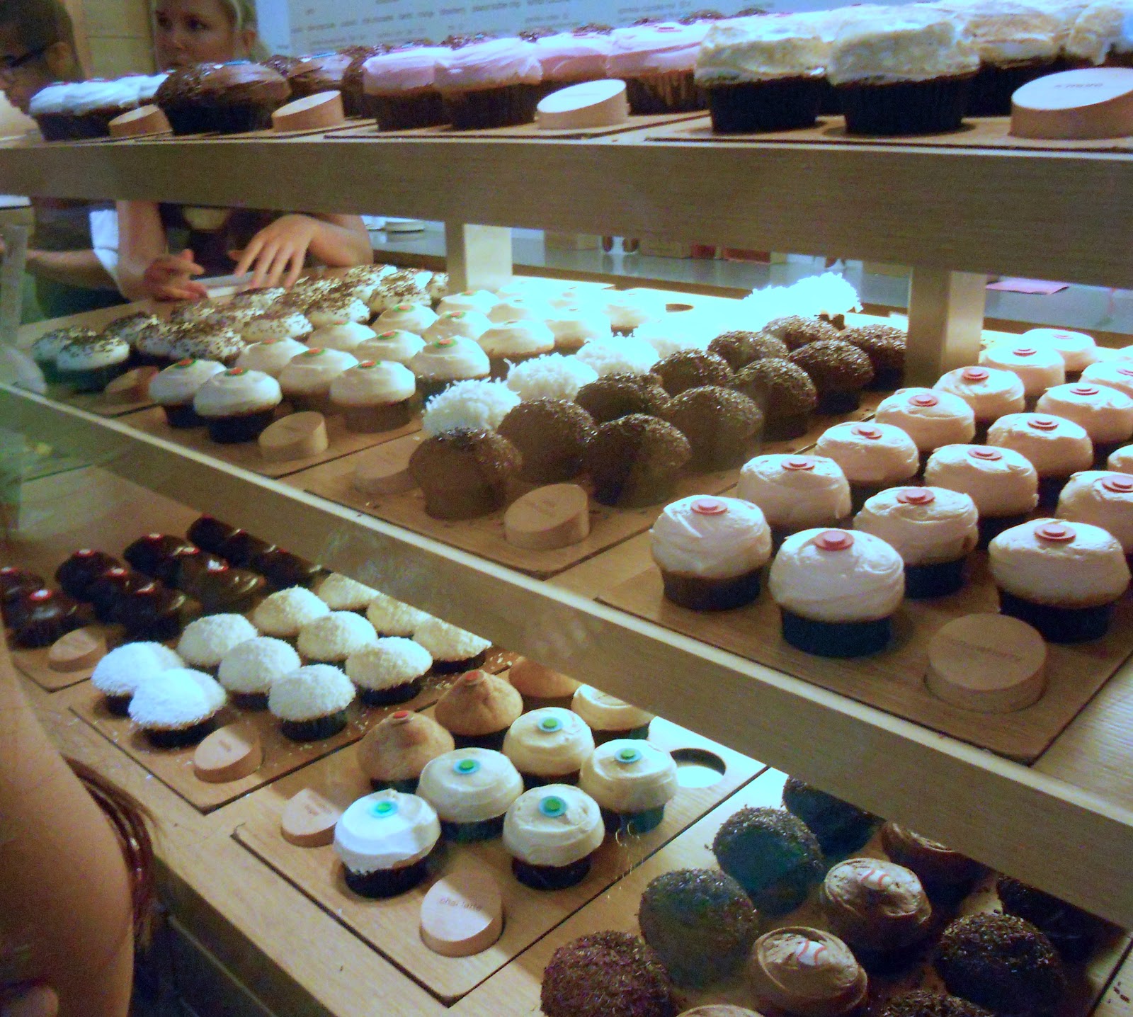 Albums 91+ Pictures Sprinkles Cupcakes Vending Machine Chicago Photos