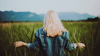 Untuk Kamu yang Mengenalkanku Manisnya Cinta, tapi Akhirnya Sosokmu Menjadi Kenangan Saja Untuk Kamu yang Mengenalkanku Manisnya Cinta, tapi Akhirnya Sosokmu Menjadi Kenangan Saja