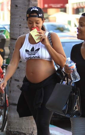 Angela Bump Breathe4 Angela Simmons shows off pregnant belly in a crop top (photos)