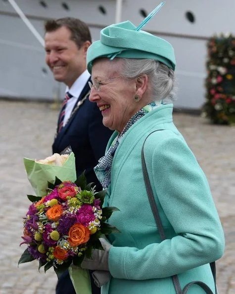 Queen arrived at Nyborg Harbour and was welcomed by Mayor Kenneth Muhs of Nyborg. Royal summer tour on the Dannebrog