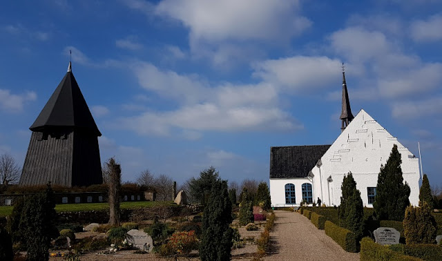 5 Ausflugsziele für Familien im Norden von Als. Der Glockenturm der Egen Kirke ist typisch für die dänischen Kirchen auf Alsen.