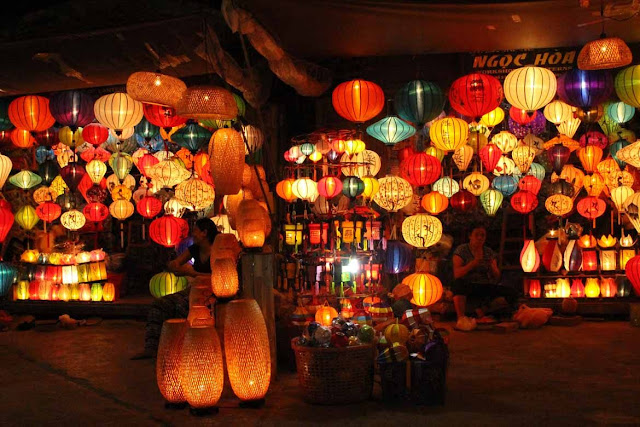 Hoi An Lantern Festival (14th day of every month)