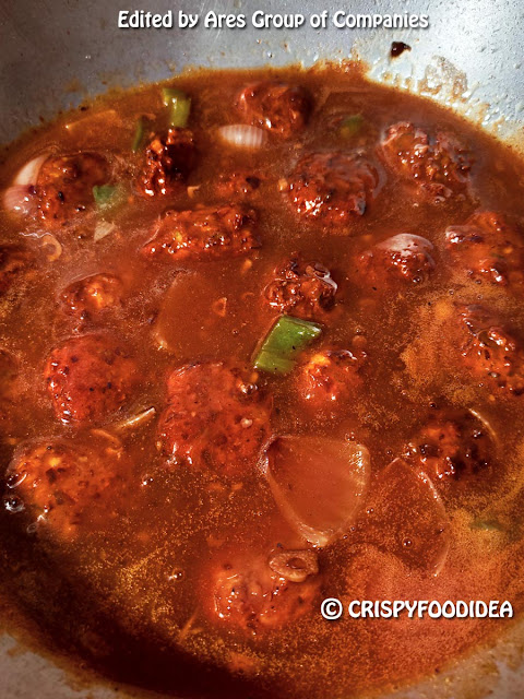 तले हुए मंचूरियन बॉल्स को उस ग्रेवी पर दाल दे Restaurant style veg Manchurian