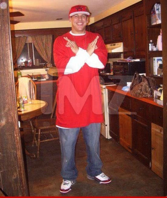THIS IS THE CHRONICLES OF EFREM Aaron Hernandez A 'BLOOD