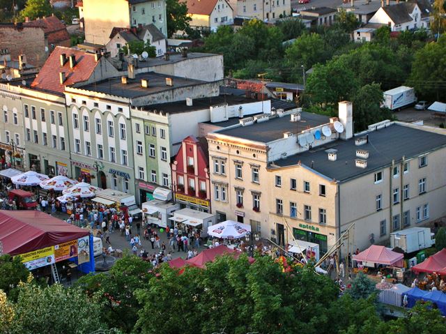 Otmuchów podczas Lata Kwiatów rynek, kamienice, kramy, święto