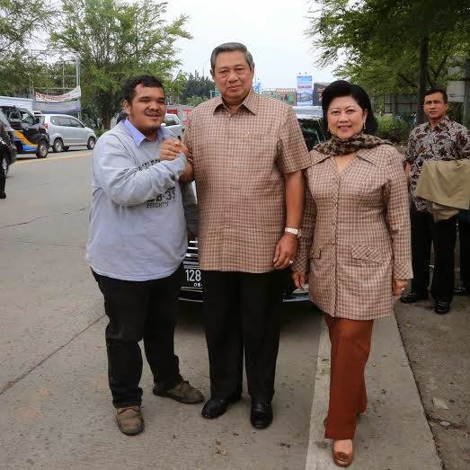 Mobil Pak SBY tiba-tiba dipepet oleh sepeda motor