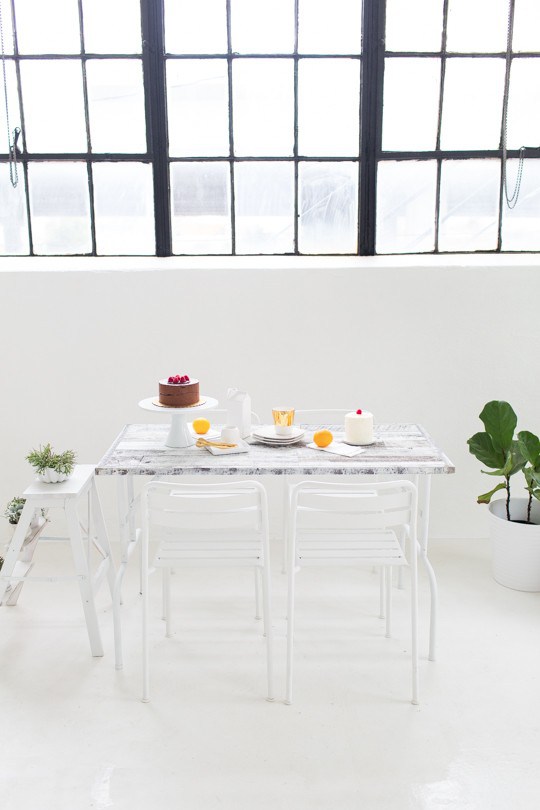 diy-mesa-plegable-madera-estilo-nordico-lamas-autoadhesivas