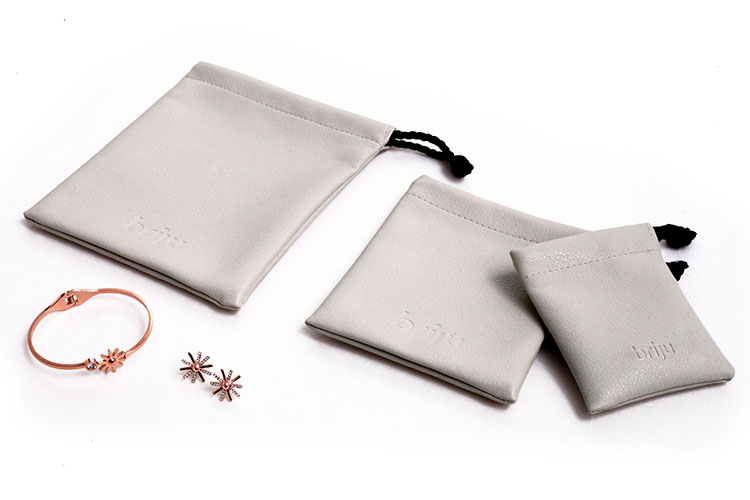 The advantages and disadvantages of the Velvet jewelry pouches.