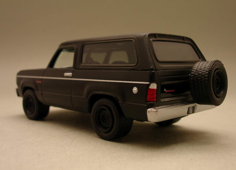 Diecast Hobbist 1977 Dodge Ramcharger