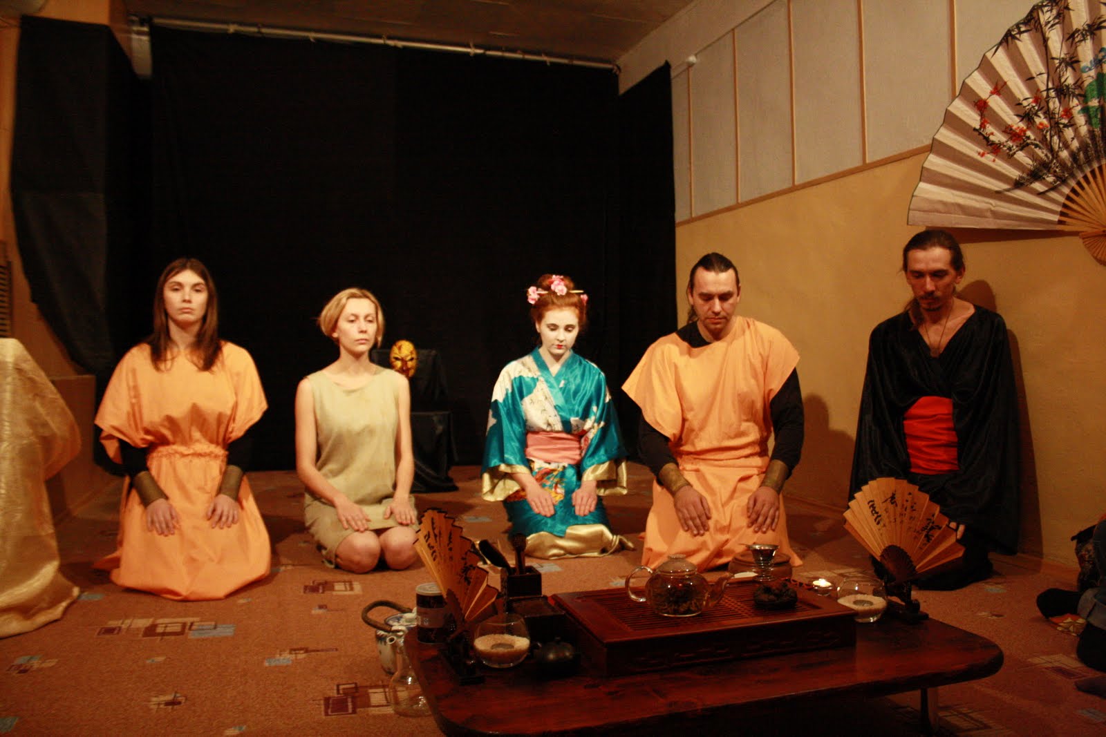 Православные театральные постановки. Театр притча. Материнская доля. Лаборатория современного театра. Идёт будда с учениками по дороге видит яма в ней вол.