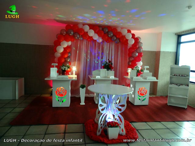 Decoração provençal com rosas iluminadas para aniversário feminino