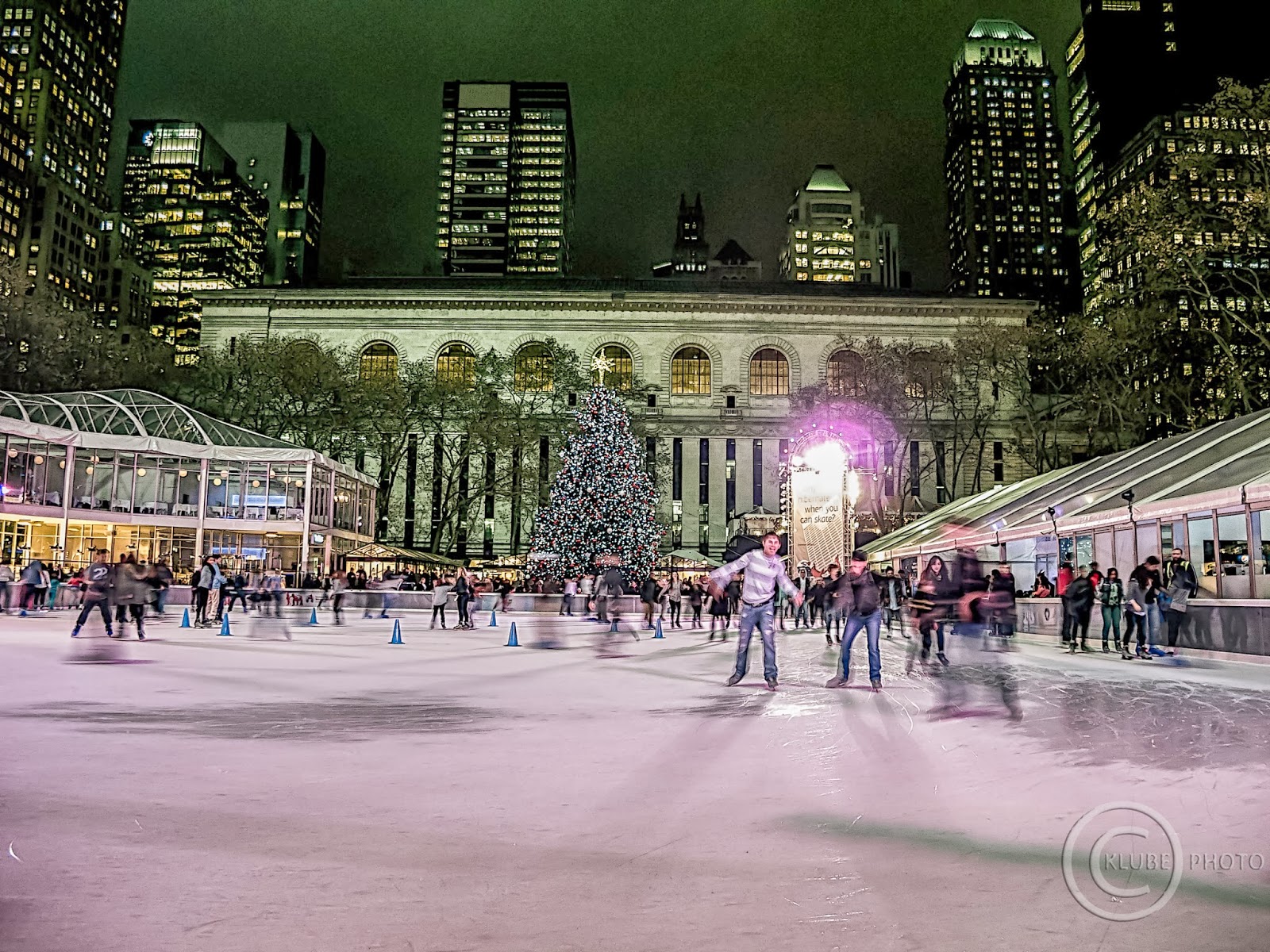 Genickstarre NYC Bryant Park zur Weihnachtszeit