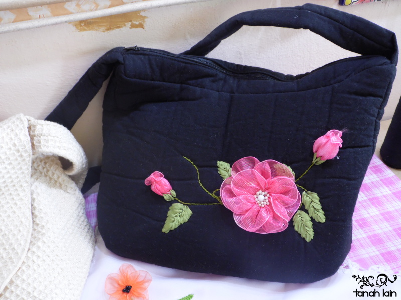 Flores bordadas con listón: Amapolas