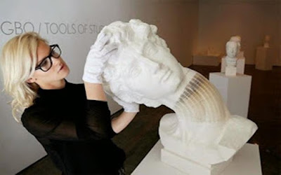 Patung Unik Terbuat Dari Kertas Fleksibel