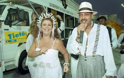 A cantora Beth Carvalho e o sambista Tobias durante desfile da escola de samba Vai-Vai, campeã do Carnaval de São Paulo em 1996 — Foto: Silvio Ribeiro/Estadão Conteúdo/Arquivo A cantora Beth Carvalho e o sambista Tobias durante desfile da escola de samba Vai-Vai, campeã do Carnaval de São Paulo em 1996 — Foto: Silvio Ribeiro/Estadão Conteúdo/Arquivo