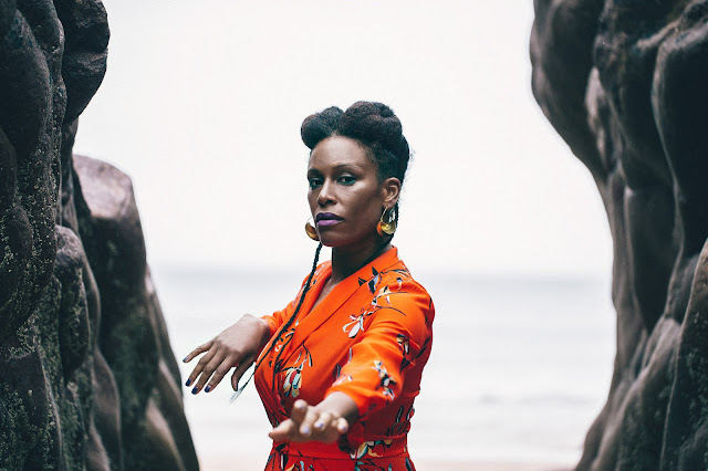 Tangerine Moon Wishes Sandra Nkaké Tangerine Moon Wishes Sandra Nkaké Photo de Benjamin Colombel