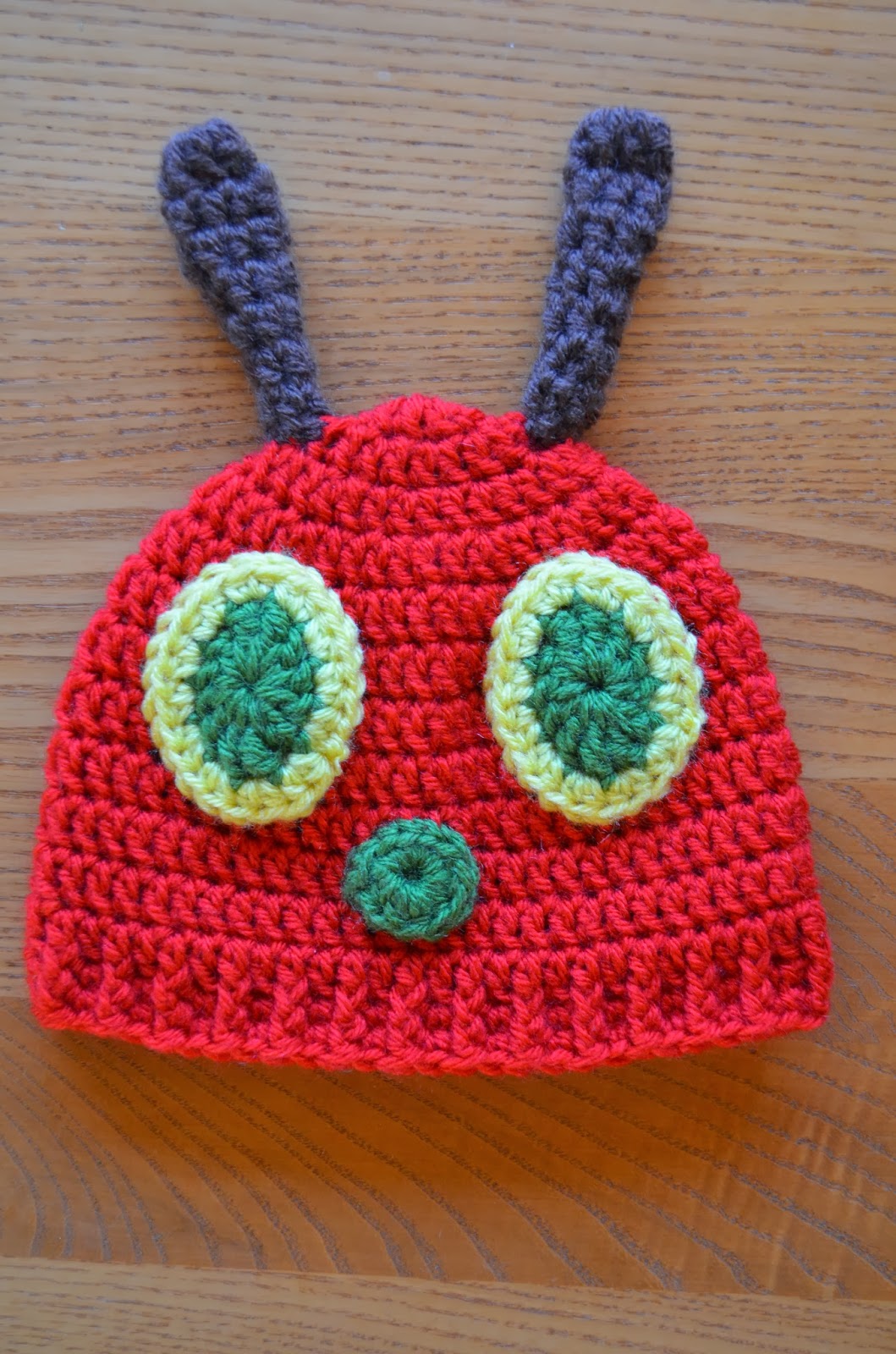 hand-me-down-hobby-hungry-caterpillar-baby-hat