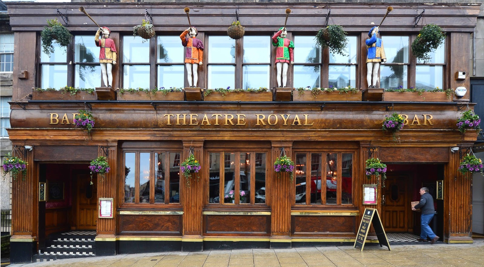 Wwa Jeziorki Edinburgh continues to fascinate