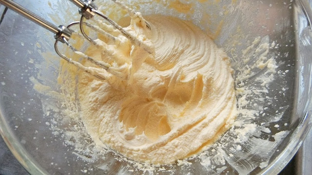 砂糖、溶き卵を加えてツヤがでるまで混ぜる。