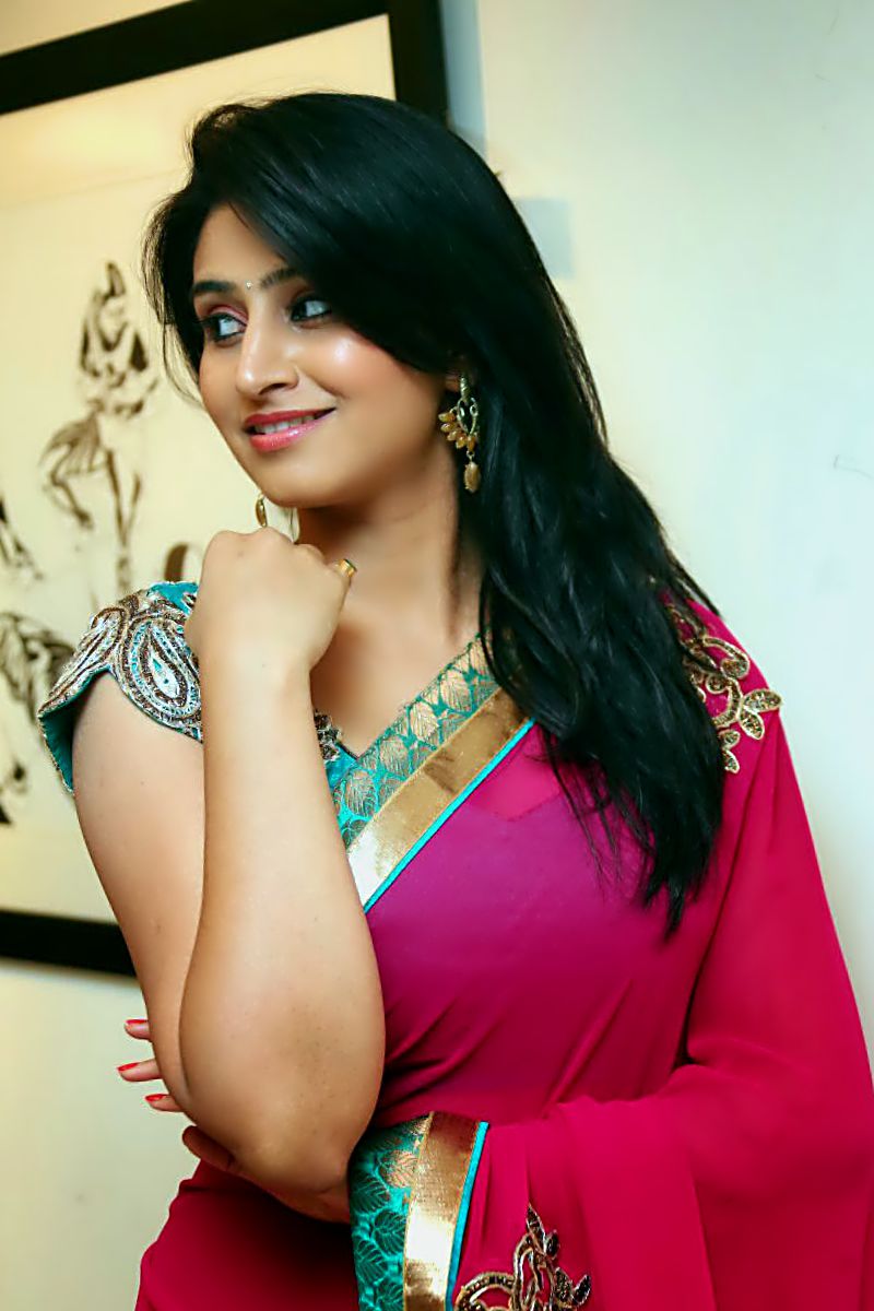 Hot Looking Face Photos Of Shamili In Red Saree