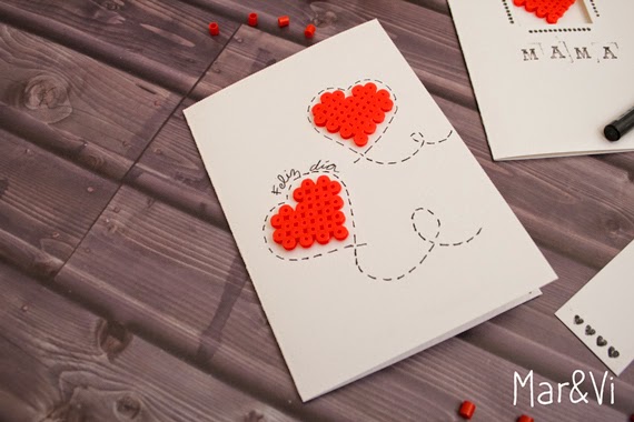 tarjeta con corazones de hama beads