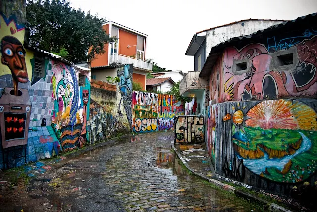 rua-com-varios-grafites-coloridos-na-cidade-de-sao-paulo