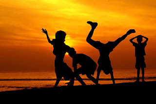 [successo e felicità:bambini sulla spiaggia dove c'è sole anche se è buio]