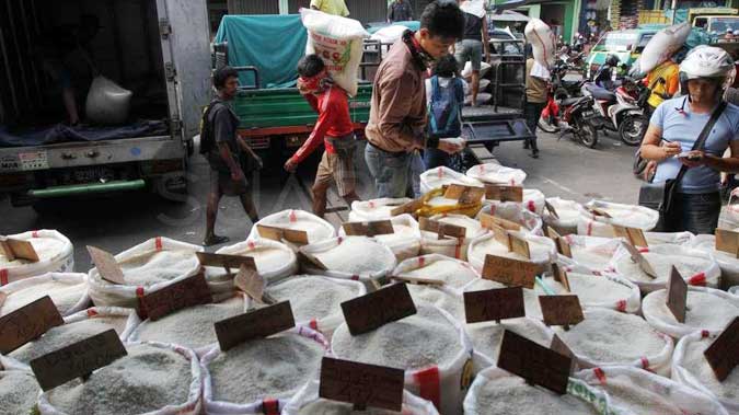 Harga Beras Antarpulau Di Ambon Stabil Ambon, Malukupost.com - Harga berbagai jenis beras antarpulau yang ditawarkan para pedagang di sejumlah pasar tradisional di Kota Ambon masih stabil. Hasil pantauan yang dilakukan di Pasar Mardika, Batumerah, Gotong Royong, Selasa (9/10), terlihat para pedagang masih mempertahankan harga jual beras. Ruben, pedagang pasar Mardika, mengatakan harga beras di Kota Ambon hingga kini masih tetap stabil, belum terjadi perubahan harga naik maupun turun sejak beberapa bulan belakangan ini.