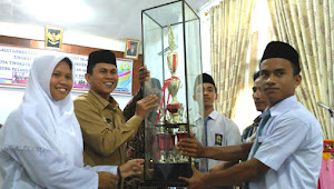 Wakil Bupati Simeulue menyerahkan Tropi kepada utusan Sekolah dari Kecamatan Simeulue Tengah sebagai Juara Umum Lomba Cerdas Cermat Syariat Islam.