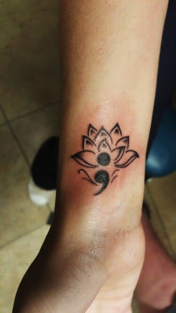 Tatuagens de ponto e virgula Tatuagens de ponto e virgula