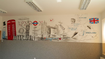 Malowanie klasy szkolnej Malowanie klasy szkolnej, Jak pomalować klasę, malowanie klasy językowej, mural 3D w szkole, aranżacja sali językowej, ciekawy sposób na aranżację przestrzeni w sali lekcyjnej języka Angielskiego