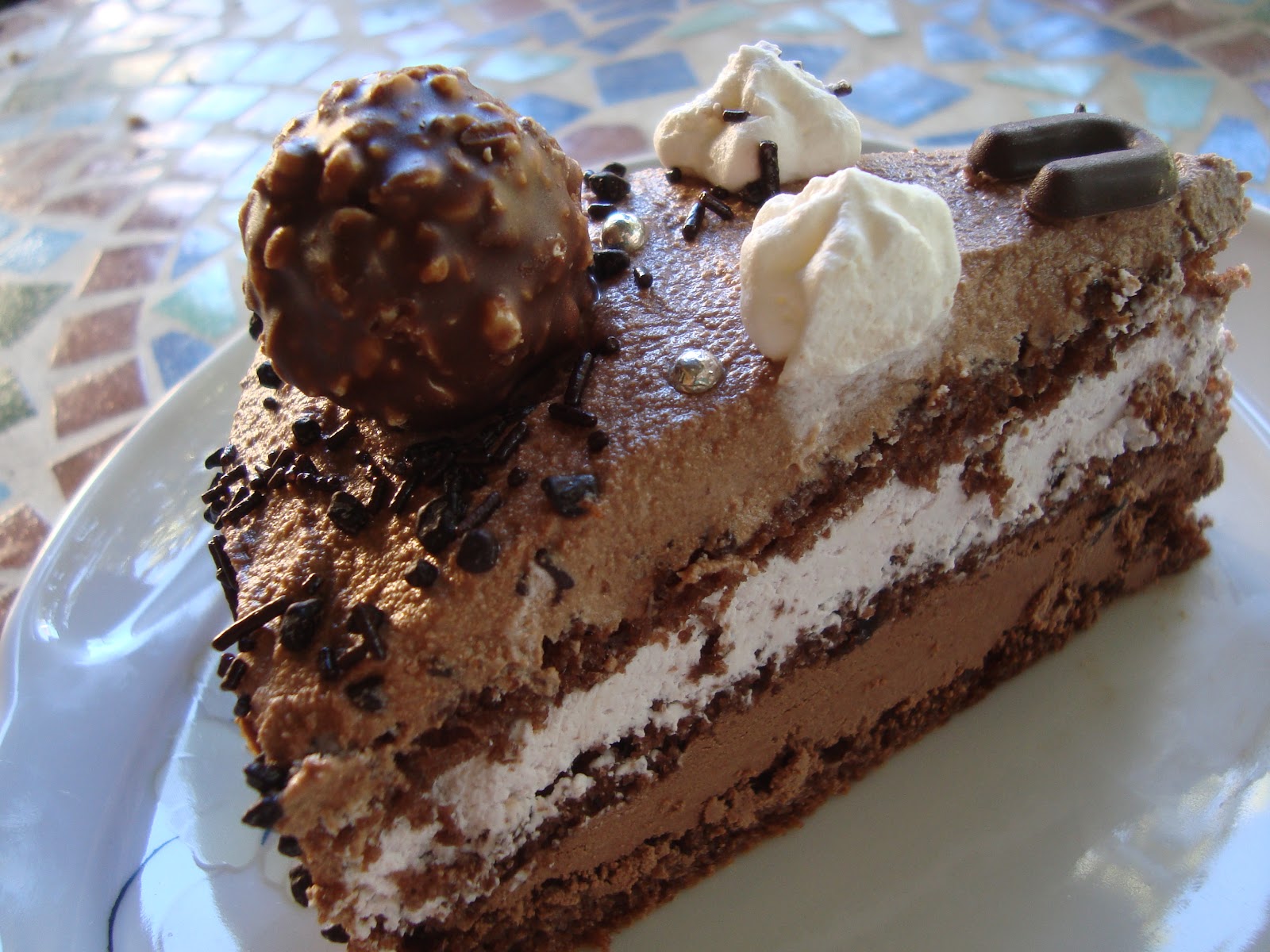 Torta con mousse al cioccolato e frutti di bosco da su ...
