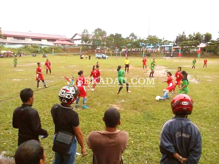 FINAL, TIGER FC VS SMK N 1 SEKADAU HILIR SEKADAU (Kartini Cup) - Laga perempat Final Kartini Cup 2017 yang disponsori Bapak Ir. Tumpal Pardede bekerjasama dengan PSSI kabupaten sekadau yang diselenggarakan dilapangan Ej.Lantu sekadau hilir kian menghadirkan permainan yang menarik untuk disaksikan