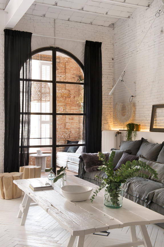 estilo nordico decoracion nordica industrial ladrillo visto ventanal interiorismo barcelona lino sofa gris