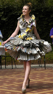 gaun indah dari kertas koran bekas