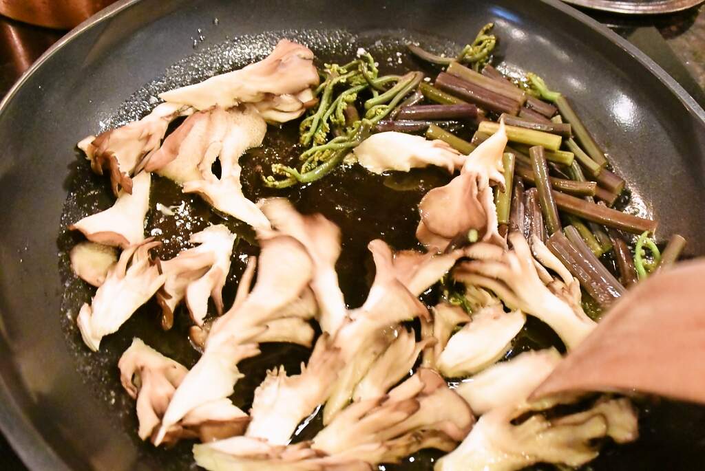 Recipes for Tom Maitake to warabi no gorugonzoora pasta / pasta with