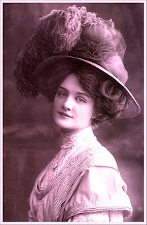 imagen vintage de dama victoriana en color magenta