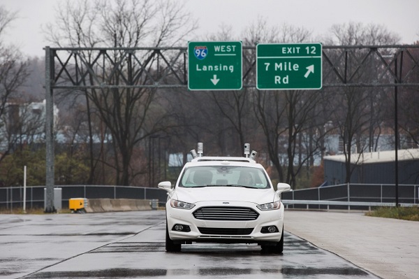 Ford es el primer fabricante en probar un vehículo autónomo en un entorno urbano simulado