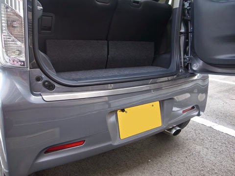 荷物の乗降時に傷が着く?と思えるほど小さいです。 move custom la100s Rear bumper step guard