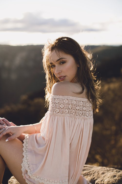 A bela modelo Kristina Srzich em ensaio fotográfico nas montanhas de Julia Trotti Julia Trotti arte fotografia fashion mulheres modelos beleza montanhas kristina srzich