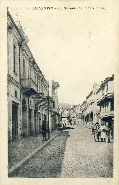 Sirok Sokak viewed westward on postcard from 1917. Publisher: Edit Leca. On the left is hotel "Bosnia" and on the right group of children and passers which stopped to pose for this photograph.