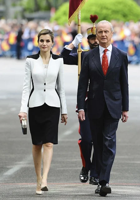 King Felipe and Queen Letizia attended the Armed Forces Day Homage 2016 (Día de las Fuerzas Armadas) in Madrid. Queen Letizia wore Felipe Varela dress, Magrit Shoes, Spring Summer 2016 dress