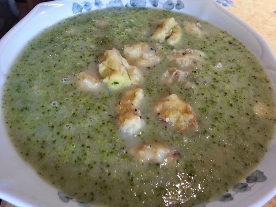 Lecker und kalorienarm kochen: Brokkoli Suppe mit Gnocchi