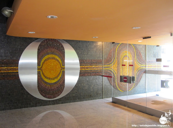 Paris 13ème - Résidence Pinel - Hall d'entrée  Architecte: Solotareff  Mosaïques et décoration: L'Oeuf Centre d'Etudes  Création: 1973