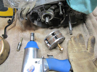 Taking off the rotor with an M10 - 1.25 bolt and an air wrench - Yamaha RD125