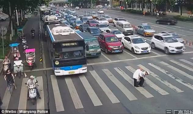 Heart-Melting Video Depicts Traffic Cop Giving An Old Man A Piggyback Ride Across A Busy Intersection