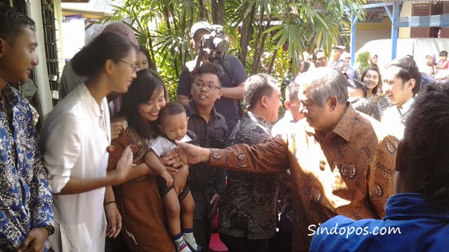SBY saat berjabat tangan dengan keluarga besarnya di Kelurahan Ploso