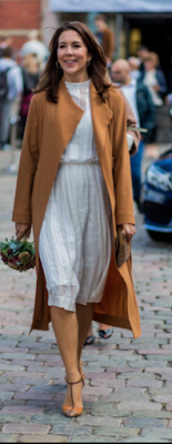 Manteau Fonnesbech / robe Heartmade / escarpins Sergio Rossi / pochette Carlend Copenhagen