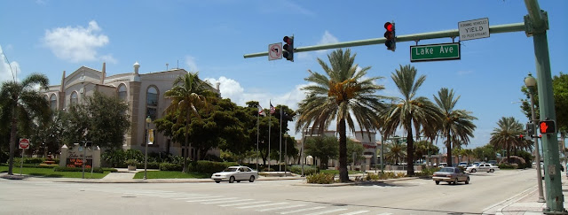 Lake Avenue y la US 1 al comienzo del recorrido. A la izquierda, el City Hall de Lake Worth Jefferson Aleman