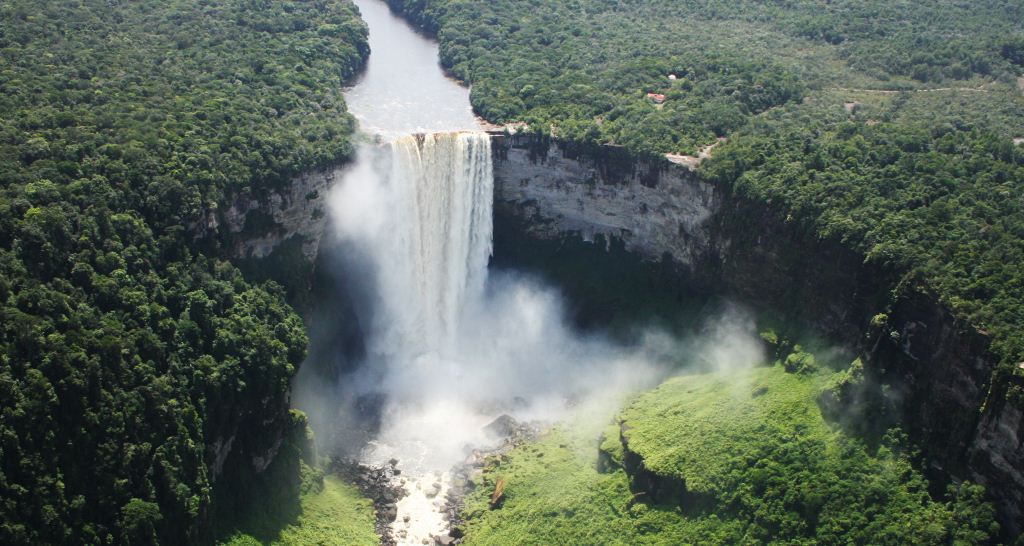 Kaieteur Falls (air terjun Kaieteur) Kaieteur Falls (air terjun Kaieteur) adalah air terjun tunggal yang terletak di Sungai Potaro, di Taman Nasional Kaieteur, Essequibo, Guyana